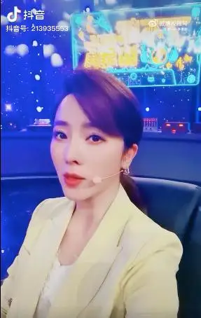 暂别回声嘹亮舞台后李思思出现在中视购物节目中