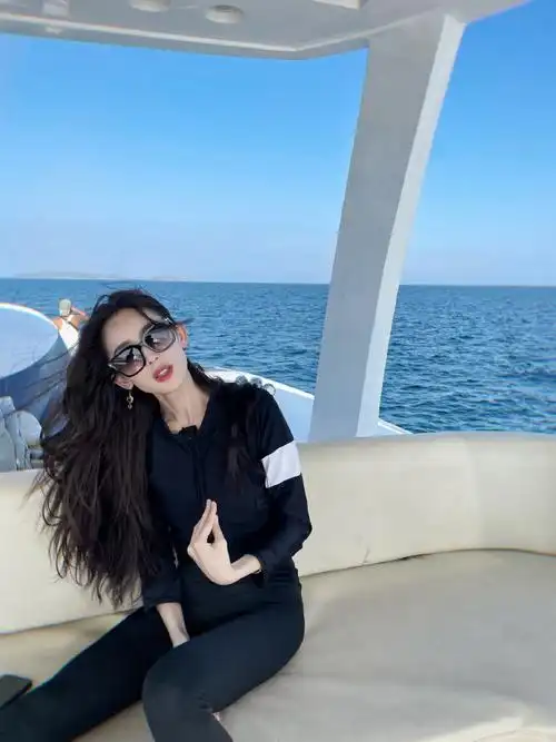 古力娜扎假期随拍,红色泳装93#娜扎红色泳衣