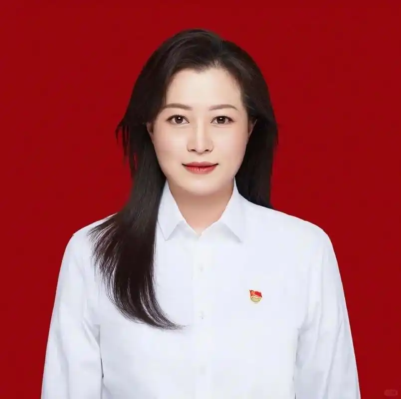 一张佩戴党徽的证件照 应单位的要求,今天拍了一张佩戴党徽的证件照