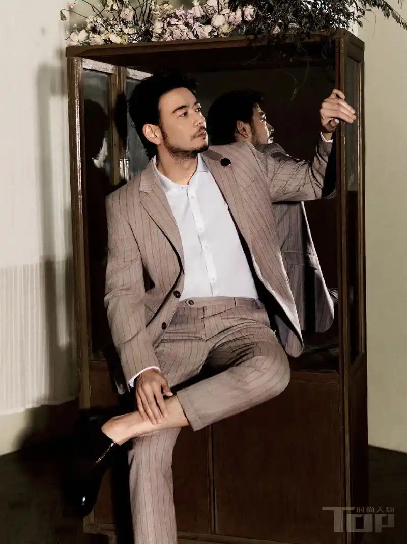 演员杨烁拍摄《tops》杂志大片穿着利郎简约男装2024春夏 - 抖音