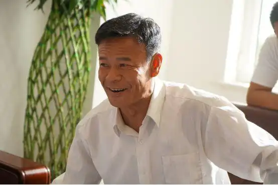 取景地张掖地区海拔高,紫外线强,当地人肤色普遍黝黑,演员们被要求在