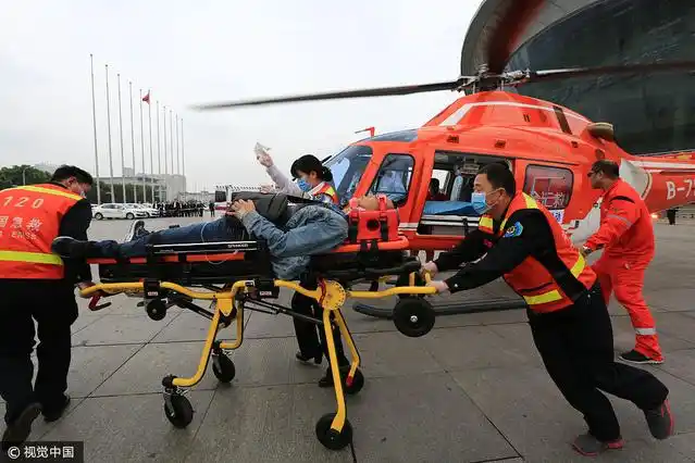 湖北襄阳,一架转移高速公路交通事故伤者的医疗救援直升机降落在诸葛