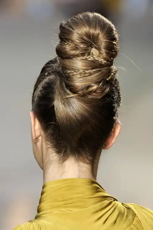 2009秋冬发型趋势发髻的优雅俏皮