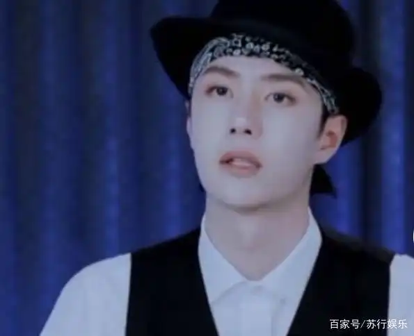 王一博戴"头巾"出场,新造型像是白马王子,采访时又出表情包