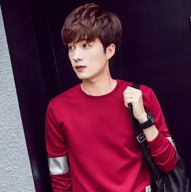 塌鼻子男生染棕红色头发 适合高个子短卷发造型