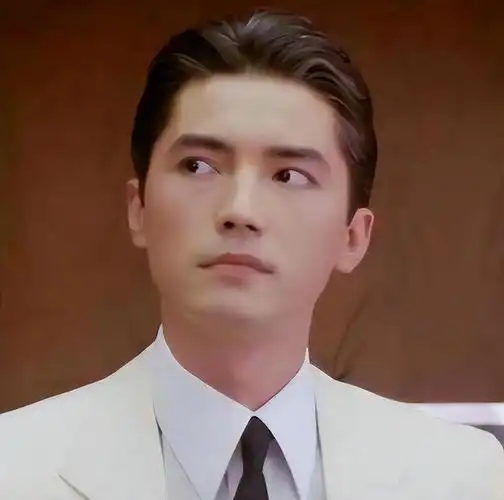 回顾感情不顺利的尊龙也有个悲惨的童年