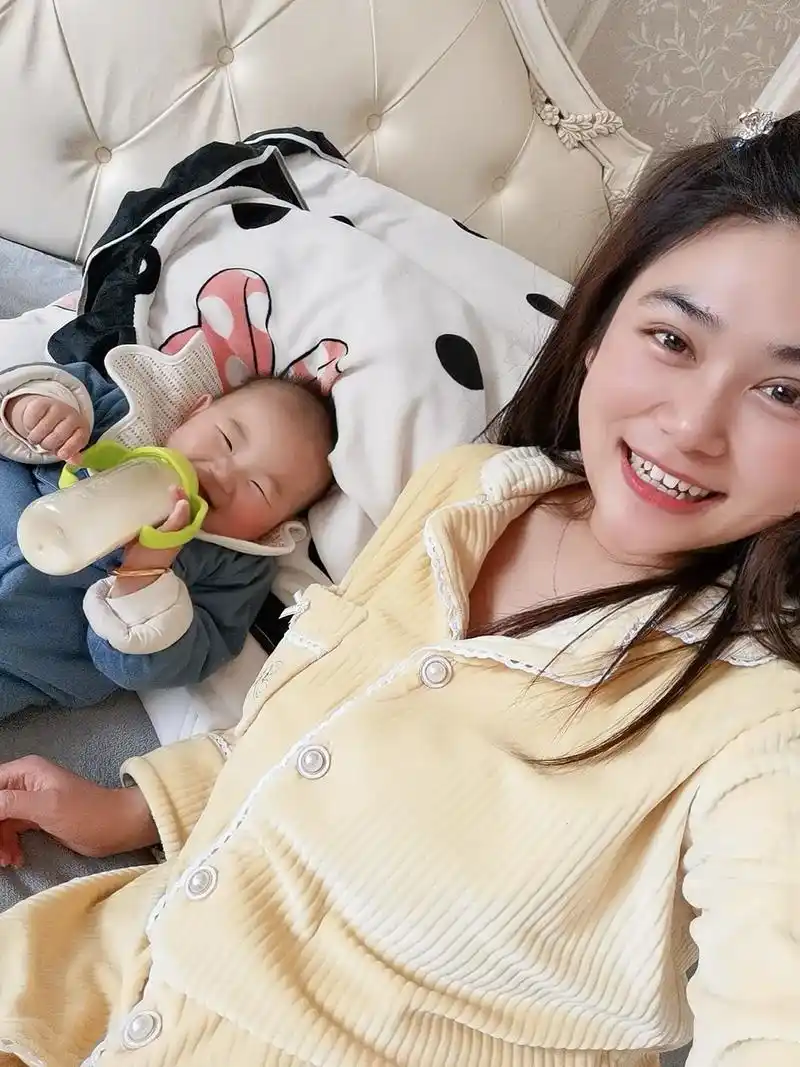 今晚的跨年 明天的元旦 31天后的除夕 我们要一直在一起 岁 - 抖音