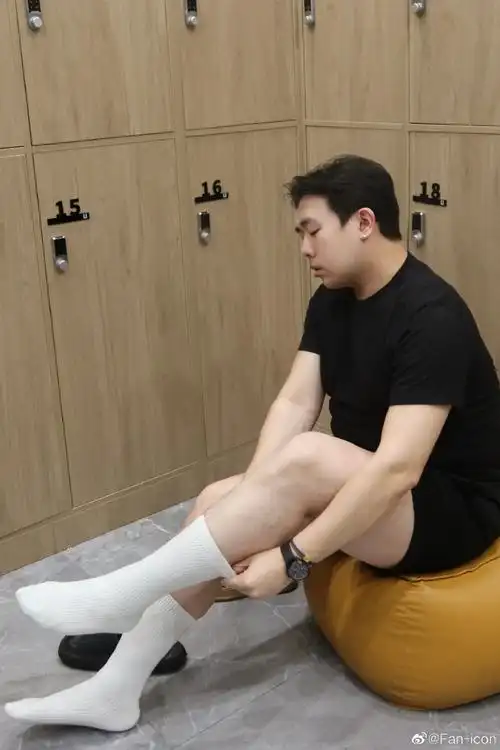 白袜子##男生拍照##男生穿搭##通讯录##彩虹##1##体育生##185体育生