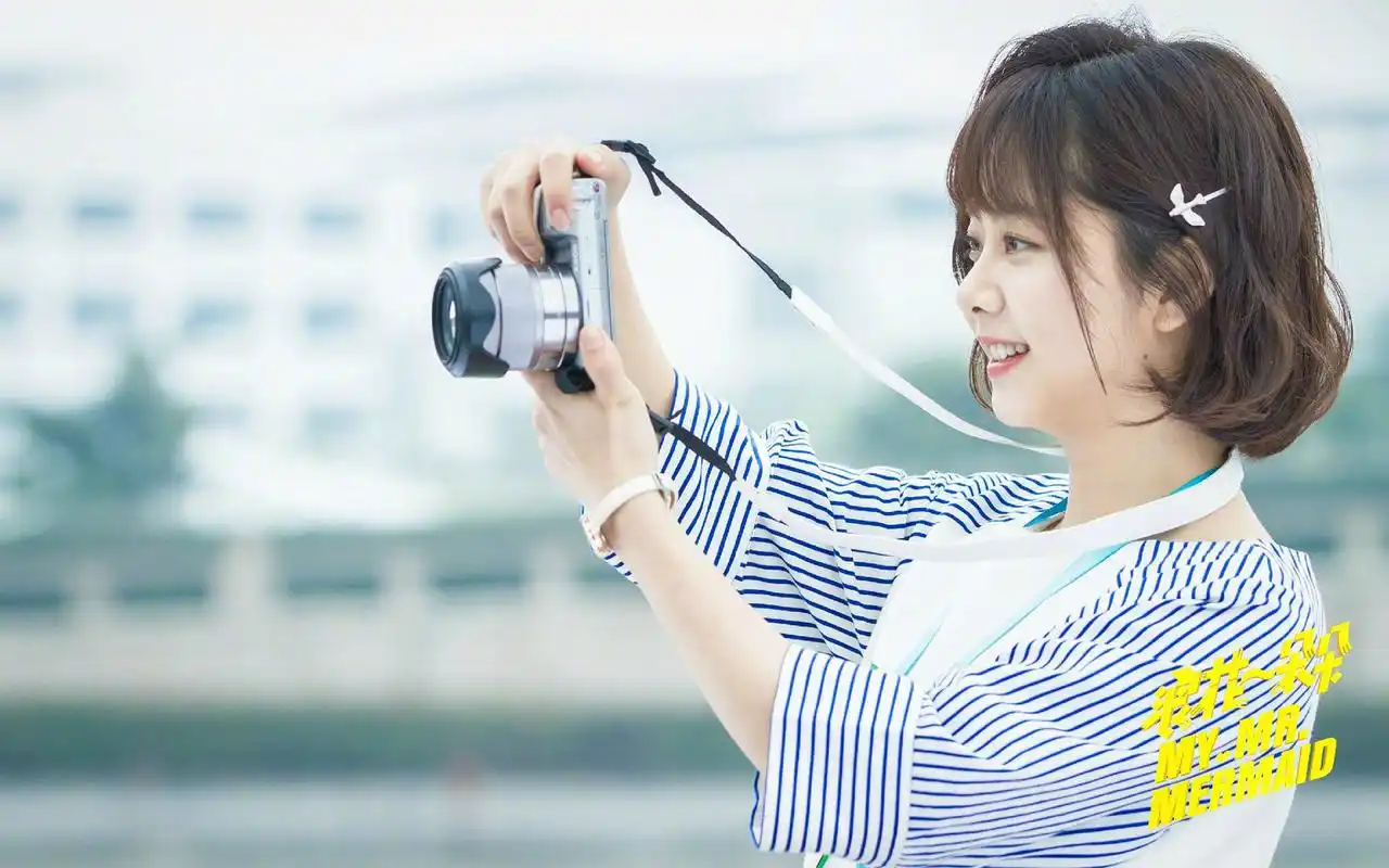 网剧《浪花一朵朵》剧照图片桌面壁纸,谭松韵呆萌可爱的小娱记,游泳池