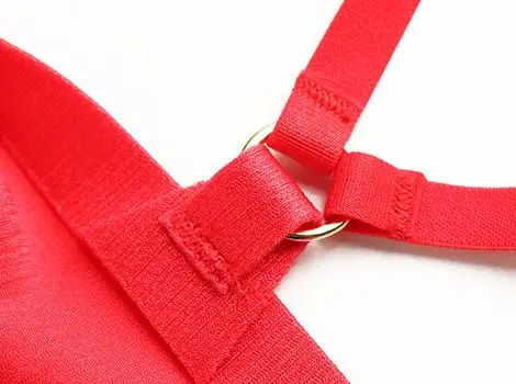 包臀腰上的两根带子不失性感, 绑带细节设计成为显著