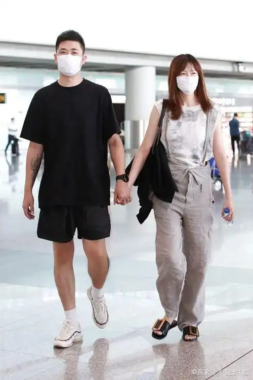 2020年8月29日,北京,李艾和老公张徐宁现身机场.