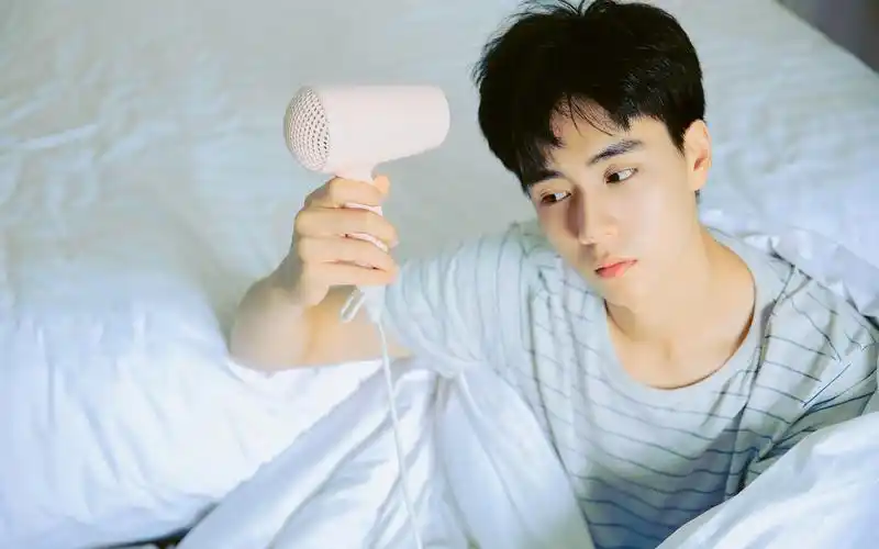 胡一天帅气清新写真壁纸图片