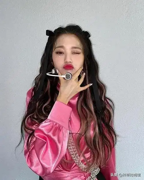 巨显白巨好看        韩艺瑟欧尼之前也染过一头樱粉色的头发,配上