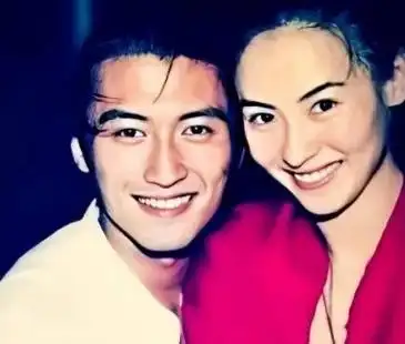 她在同一年因为参演电影《十二夜》而结识了大明星谢贤之子谢霆锋.