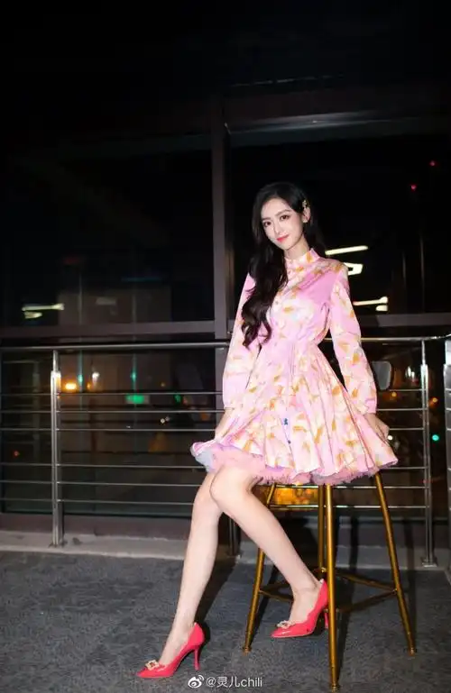 kpl官方主持灵儿晒照嘿你的眼里有小星星吗