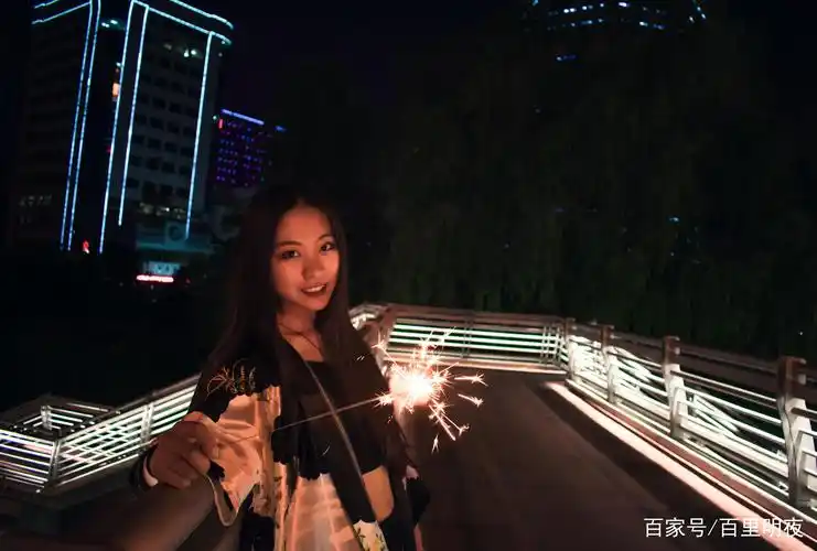 晚上帮女神拍夜景人像!