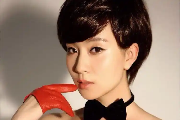 p>黄依依,演员,曾出演电视剧《 a target="_blank" href="/item/天地