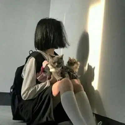 短发女生伤感头像