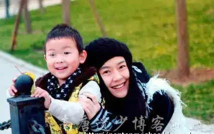 44岁周晓鸥去年与妻子和平分手4岁儿子近照曝光图