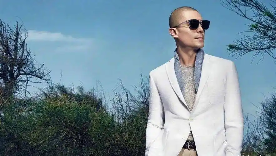 如果你的颜值比较高的话,小咖也建议你尝试穿西装搭配光头哟~当霍建华