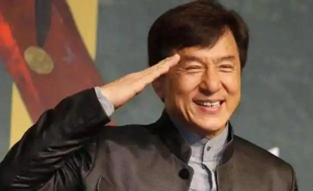 70岁成龙出席活动老太多头发胡子全白了几天前好友刚去世