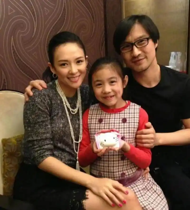 而醒醒则是汪峰和章子怡的女儿,同样是汪峰的女儿,很明显小苹果的颜值