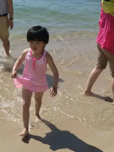 赶海的小姑娘光着小脚丫