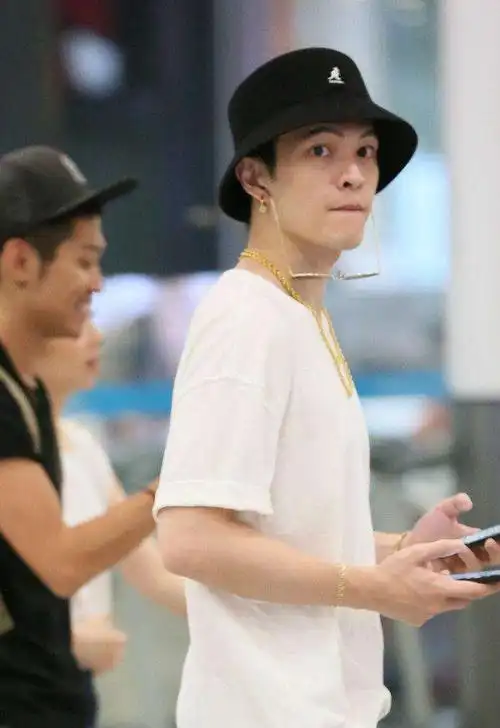 邓紫棋与绯闻男友mark现身深圳机场,人气十足!