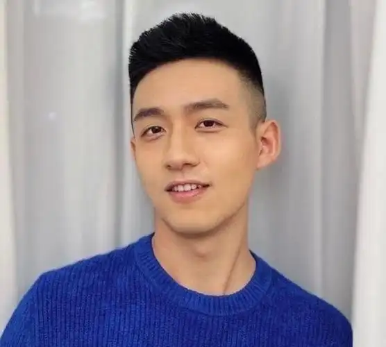 侧边梳短发这款短发是商务男必备发型,头发大概3cm长度,在额头右侧梳