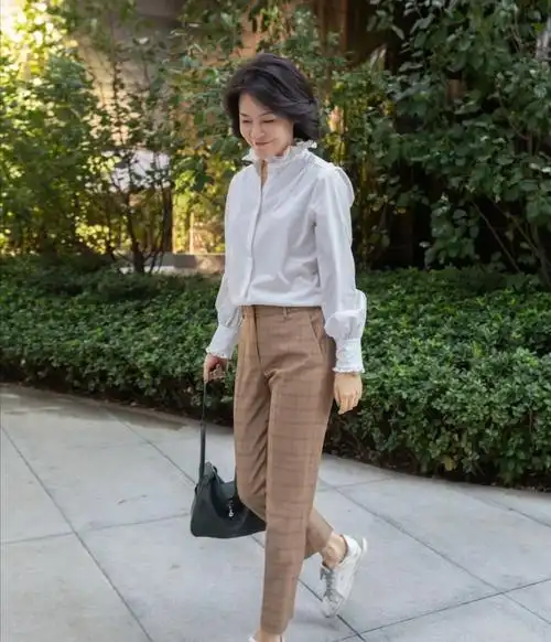 中年女性的穿衣有几大要求,一是服装构造要能够让她们的气质得以提升