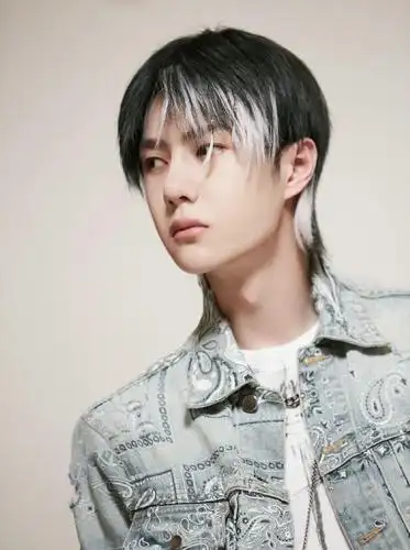 王一博回归这就是街舞4牛仔套装帅气十足刘海漂染太酷了