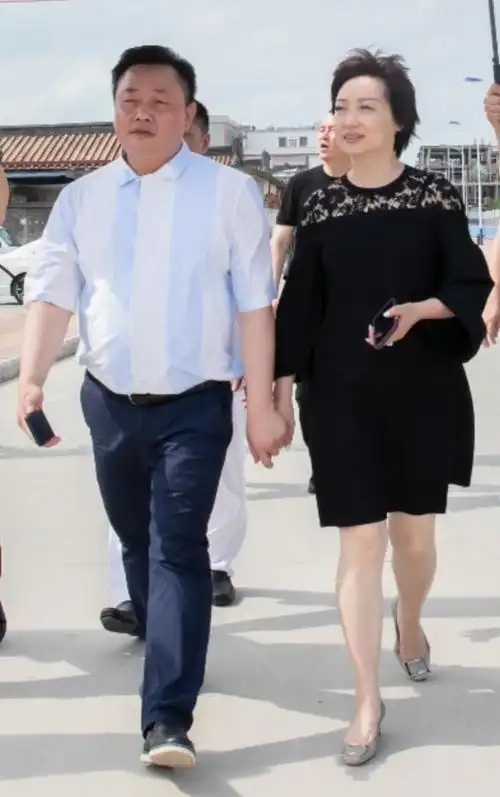 国美创始人黄光裕与妻子杜鹃