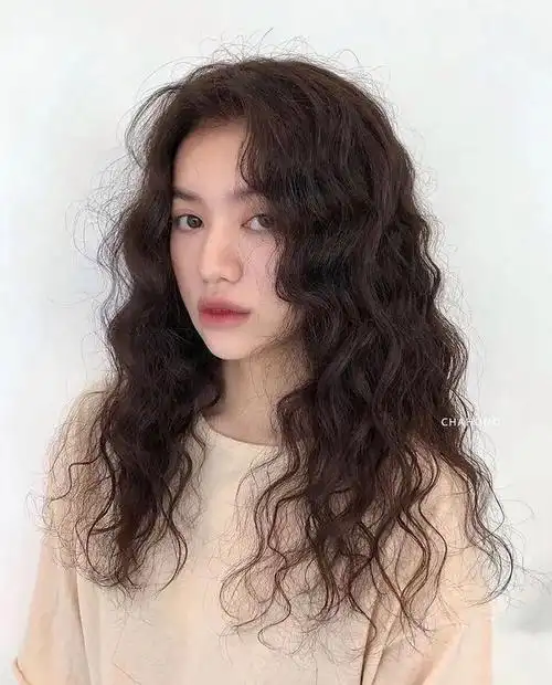 免打理烫发图片2022新款2022年女士中发烫发型图片