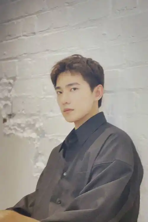 无论是侧脸还是正脸都是顶级骨相,丝毫没有油腻感,非常清爽的穿搭和