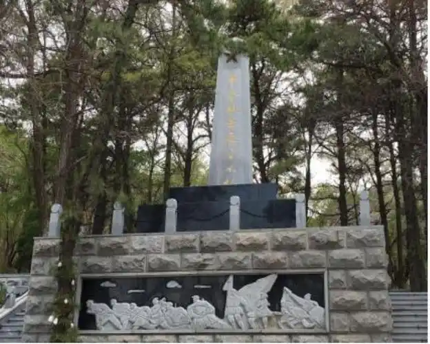 市孤山烈士陵园位于辽宁省丹东市东港市孤山镇大孤山国家森林公园内