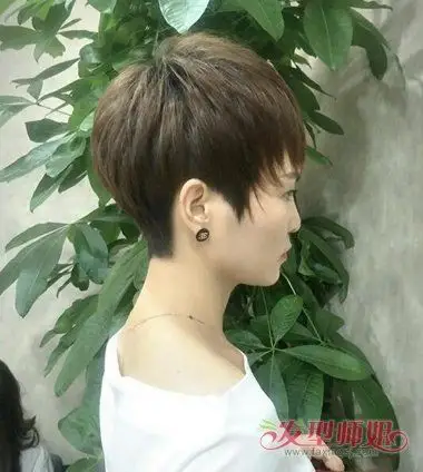 斜刘海刚好梳在了眼皮上边,短发 烫发发型在耳尖侧边梳成碎发