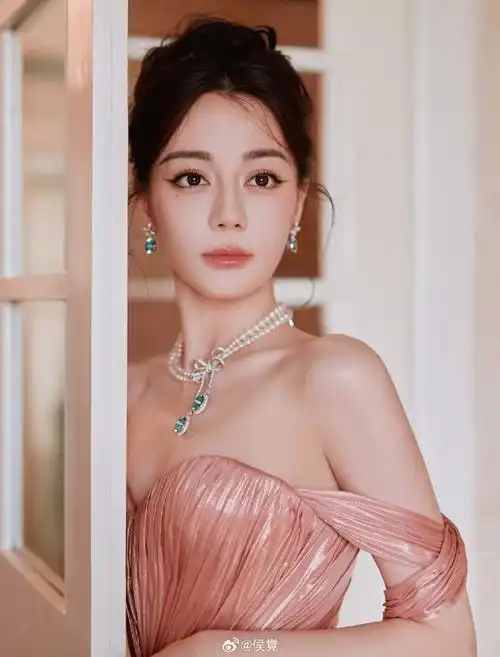 迪丽热巴上海活动造型,一袭ardazaei 2024秋冬高定搭配闪耀珠宝,又美