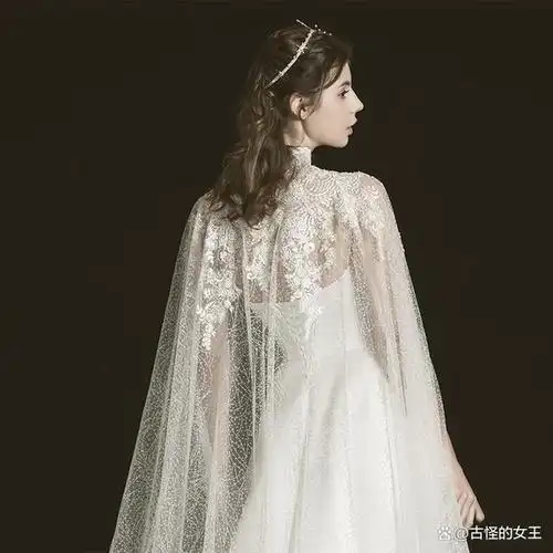 白色晚礼服是一种经典的时尚款式,适合出席正式的场合.