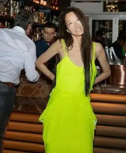 "婚纱女王"王薇薇状态!72岁如年轻人,这才是真正的"不老"