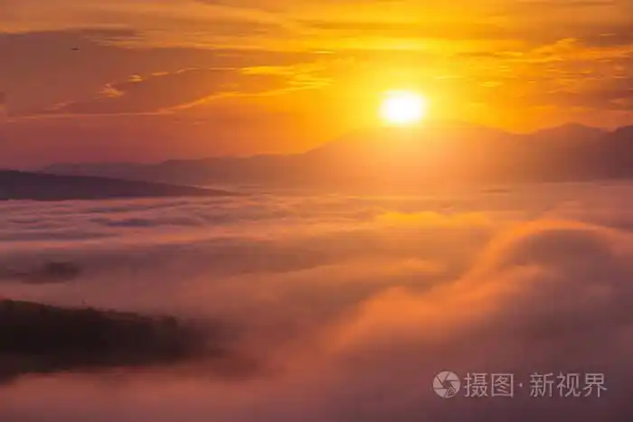 雾与阳光下的山水多彩山水