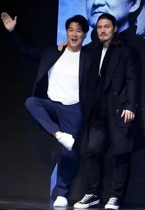 周华健晒全家福32岁混血儿子比他还显老62岁洋人老婆似老奶奶