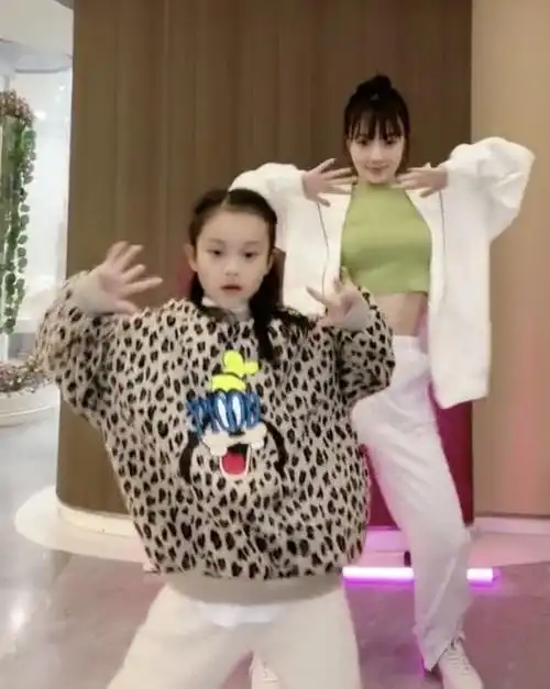 李小璐携甜馨跳舞,母女俩动作同步一个甜美一个高冷,相处如闺蜜