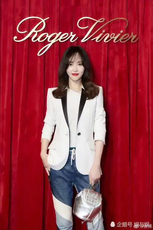 唐嫣晒的活动全身照,上身身穿白色西装,内衬白色t恤打底,下搭一件