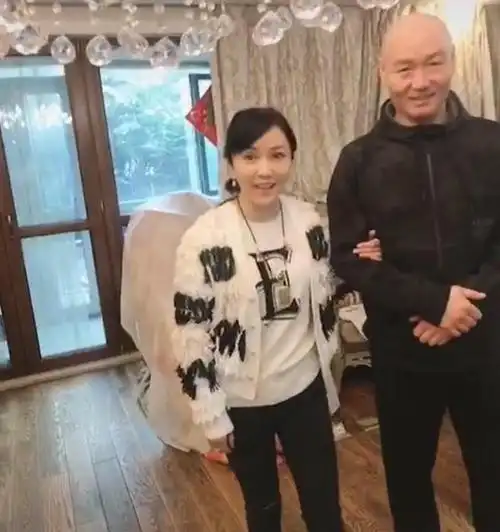 小桃红法印重聚法印个子太高撞灯具捂头表情显痛苦