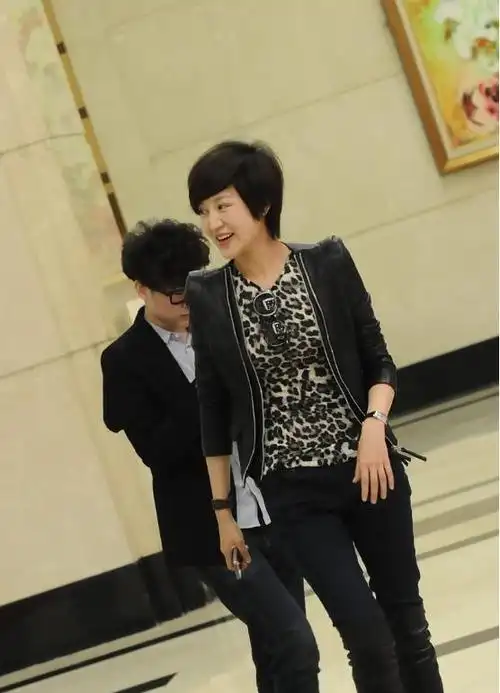 鲍蕾留短发让人记得住,走帅气路线穿垫肩装,气质强外貌更吸睛__财经