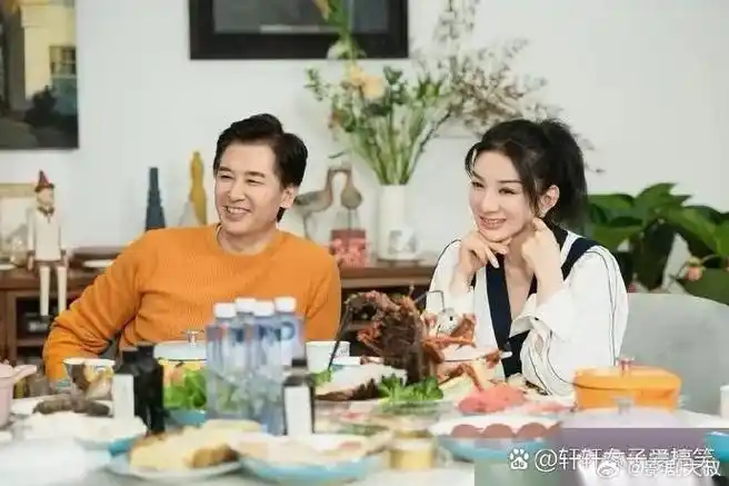 黄奕的老公是建筑界学霸崔伟,两人看上去还是蛮般配的,简直就是郎才女