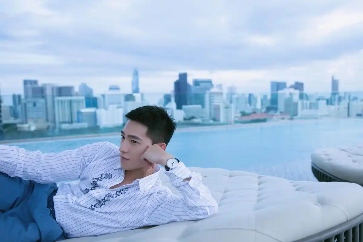 杨洋空降泰国出席活动现场学习泰语挑战竹竿舞