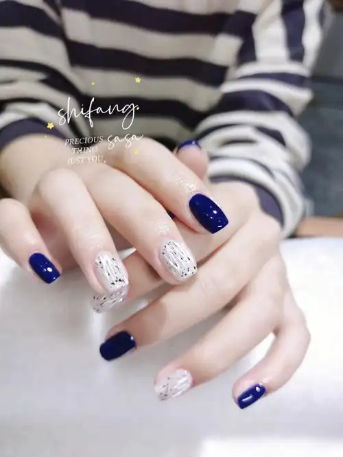 鹌鹑蛋壳胶造型款显白美甲蓝色美甲