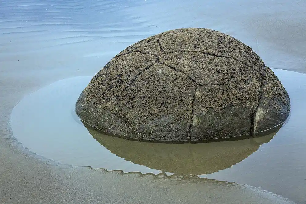风景写实——海边的天然圆石头