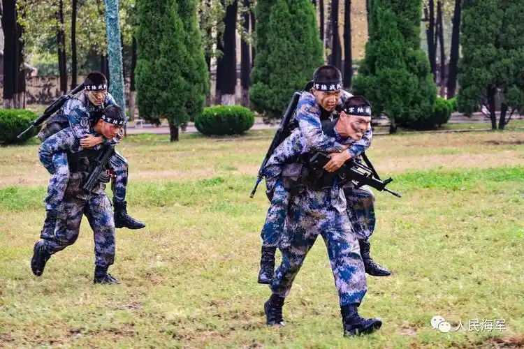 热血沸腾!海军陆战队某旅开展极限体技能训练